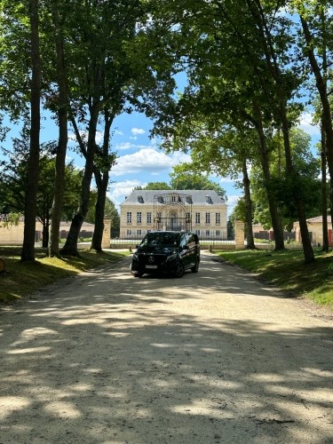 Van Mercedes Classe V devant le Château La Louvière
